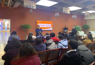 의이베와 SDUFE의 외국인 학생들이 엉킨을 방문하러 옵니다.